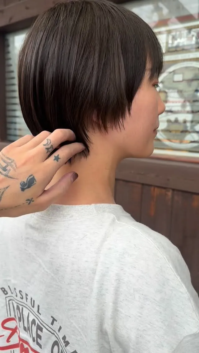 シンプルだけど女性らしい丸みショート。