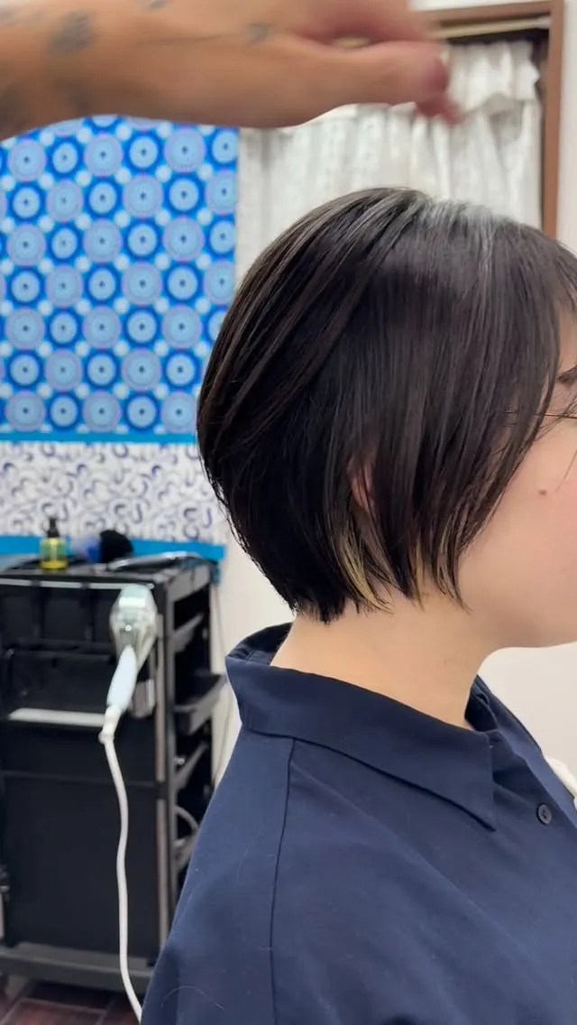 首元すっきり、柔らかな丸みのショートボブ。