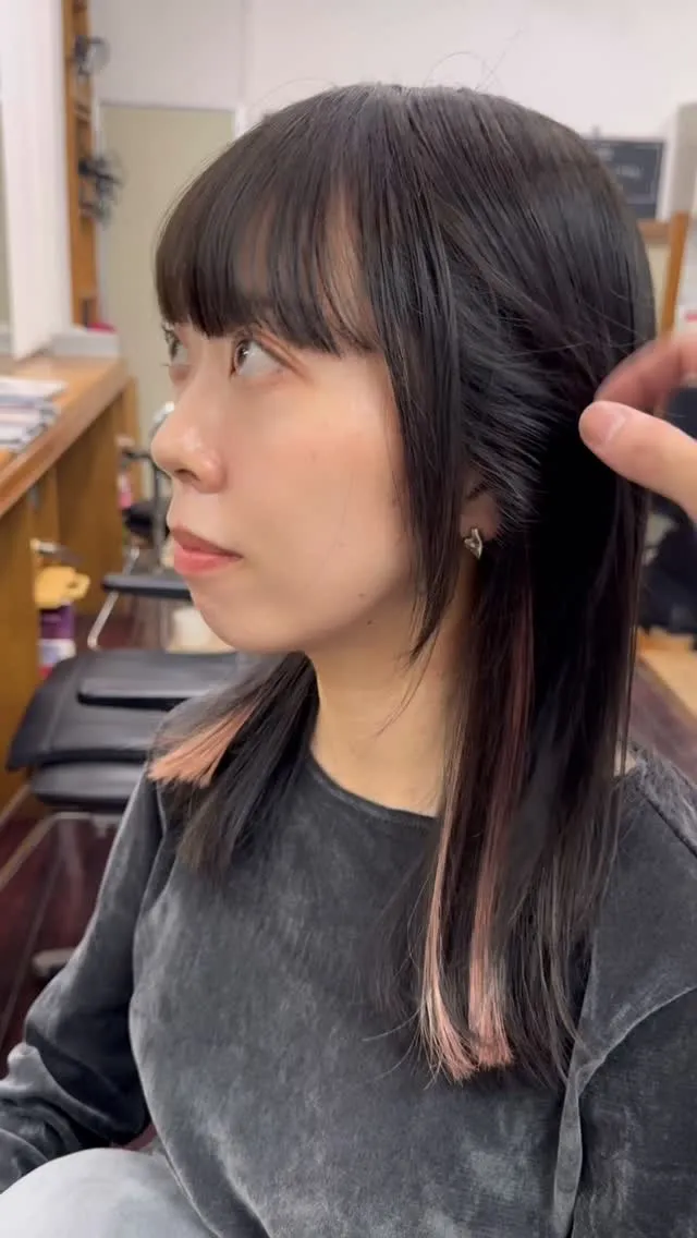 動くたびに色づく、さりげないピンク。