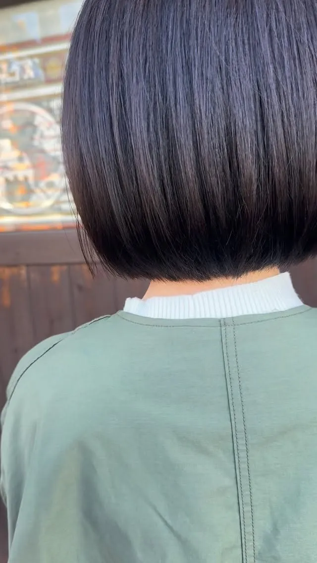 後ろ姿が綺麗に見えるミニボブ。