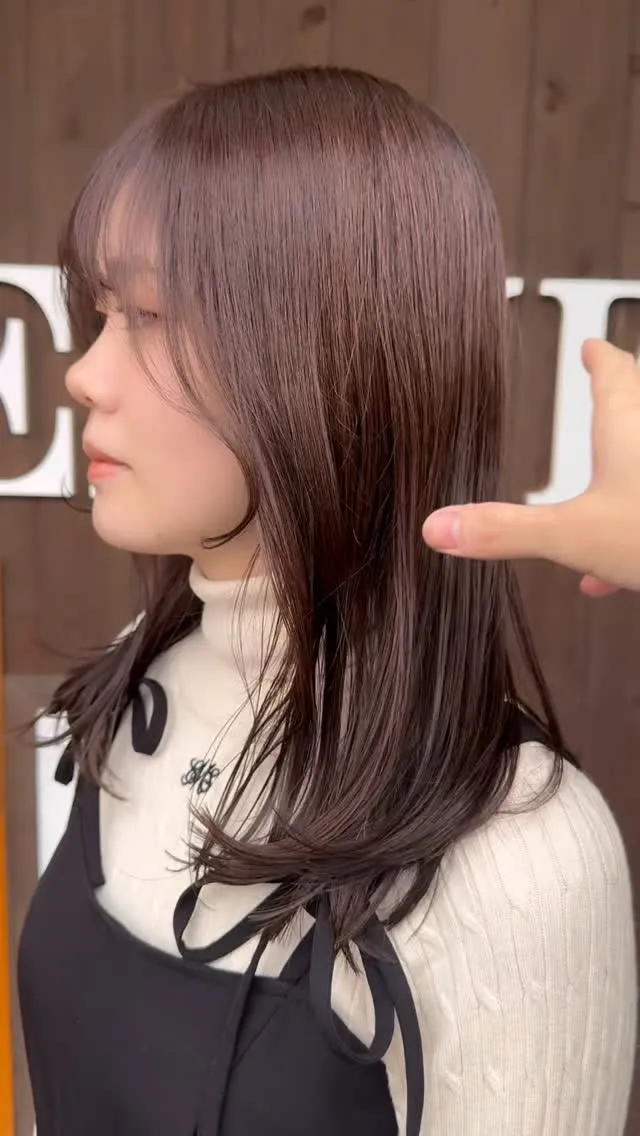 顔まわりに柔らかさを出したレイヤースタイル。