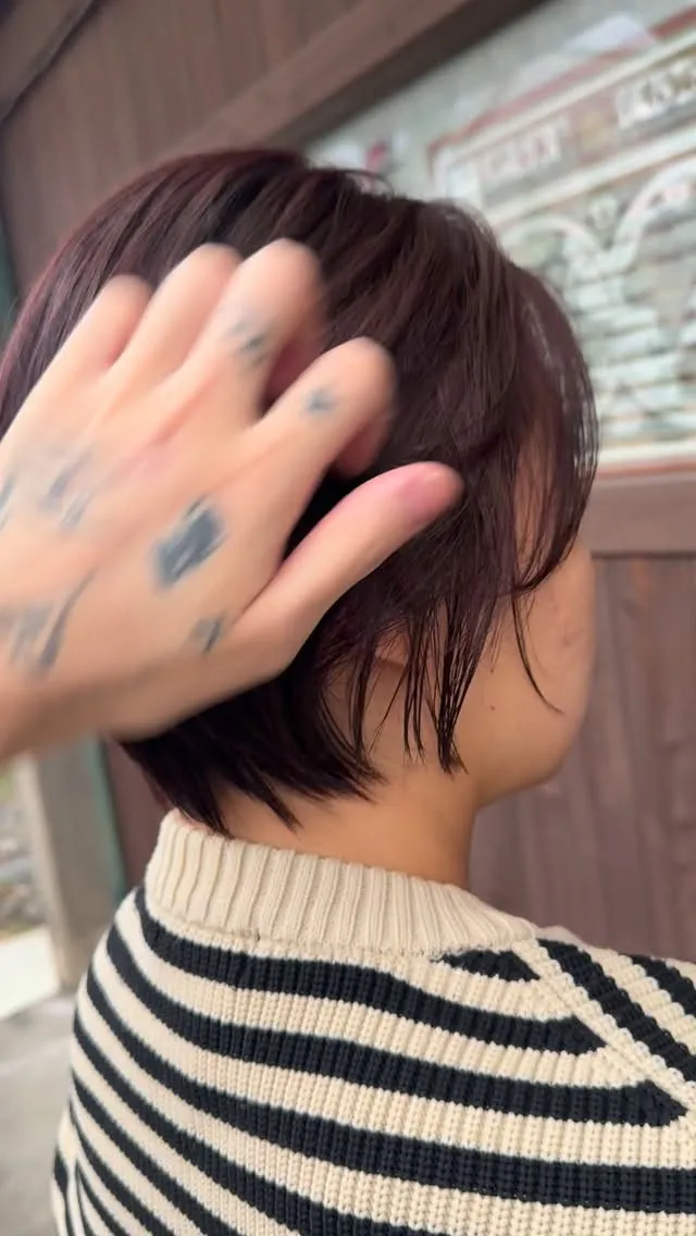 透明感あるボルドーブラウン×丸みショート。