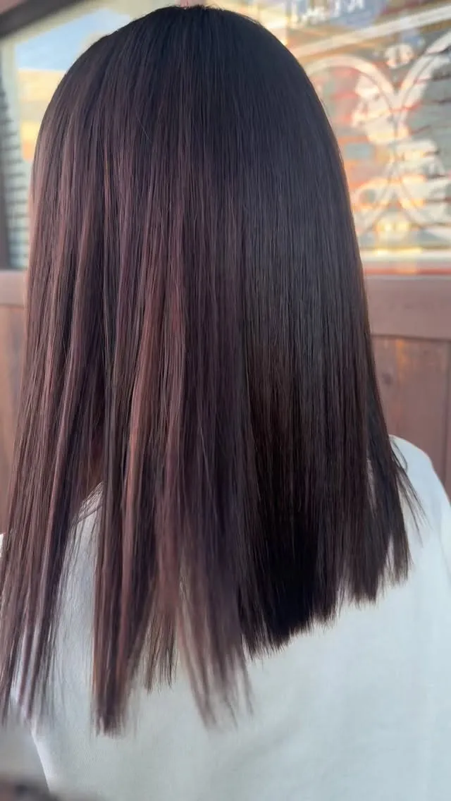 毛先までまとまる、自然な艶ストレート。