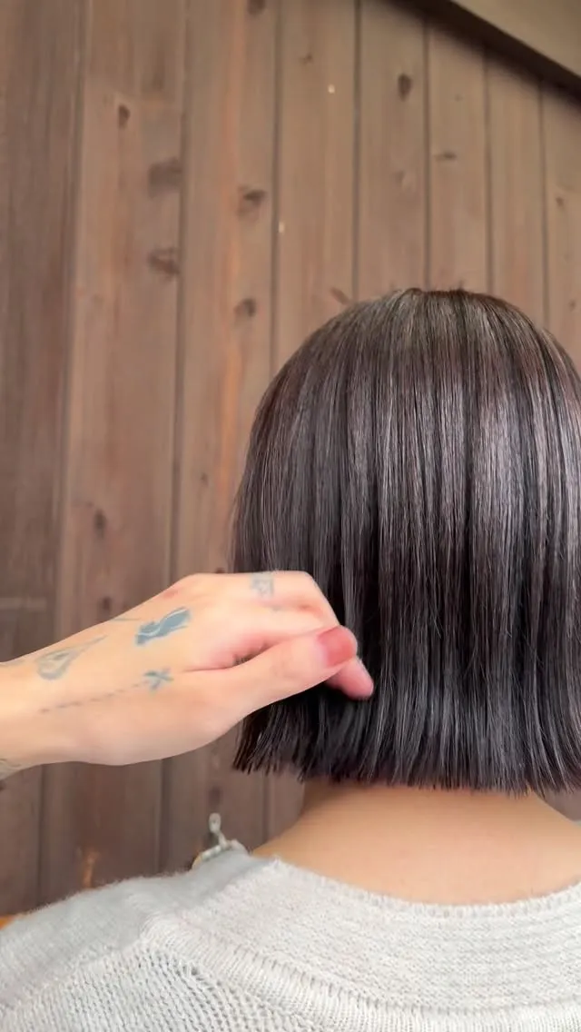 ツヤ重視のブラウンカラーで