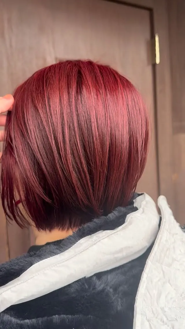 深みのある赤で