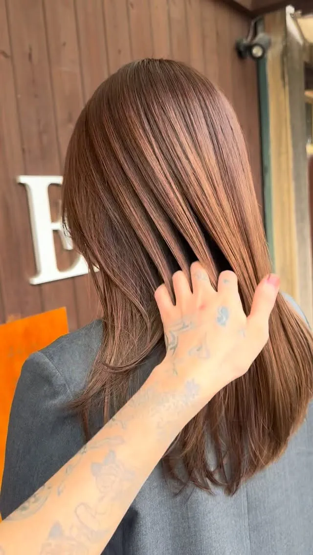 ナチュラルブラウン × 極細ハイライト。