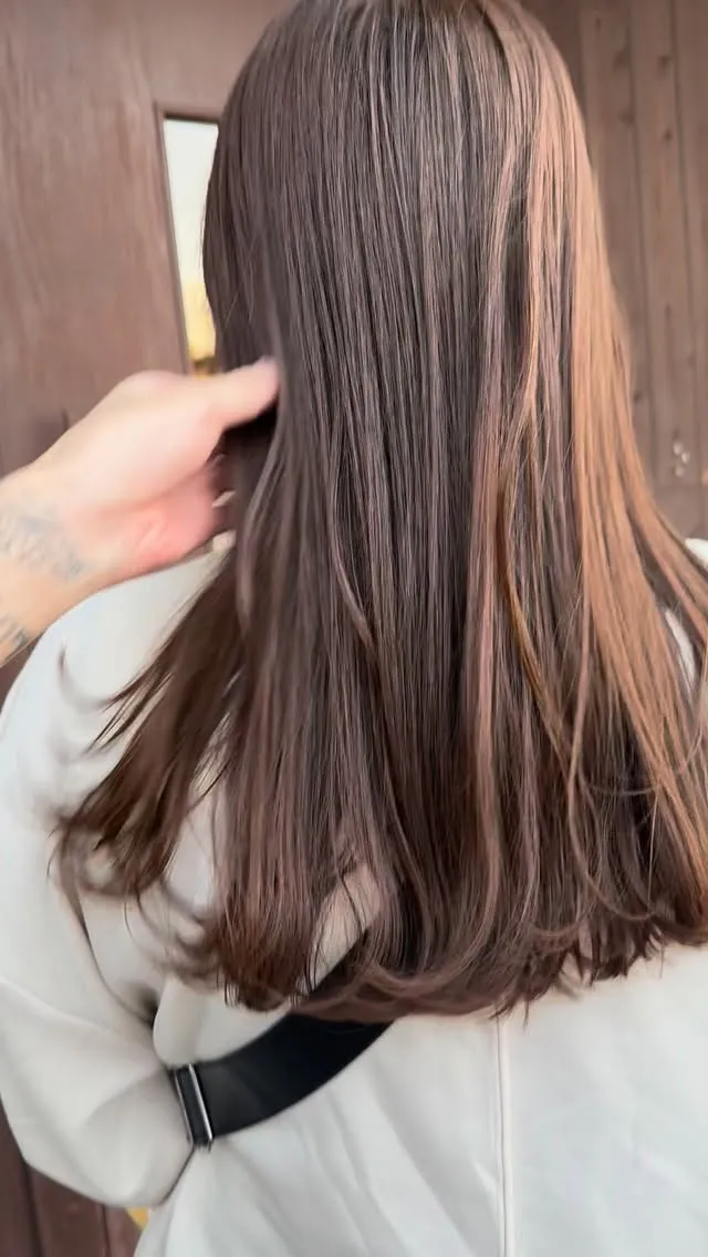 透けるベージュに、やわらかい動き。