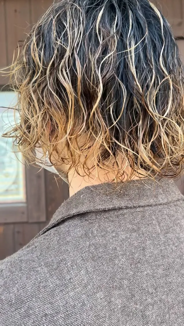 濡れ感で動きを出すミディアムボブ